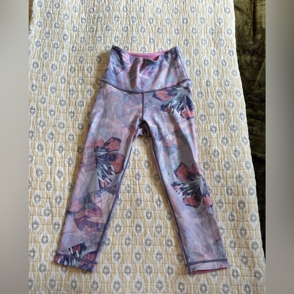 Peloton XS Pink/Purple Capri Leggings - Picture 1 of 8